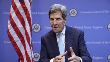 El enviado estadounidense para temas climáticos John Kerry en entrevista con la AP en Sapporo, Japón, el 16 de abril de 2023. (Foto AP /Hiro Komae)