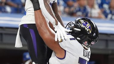 Zay Flowers, arriba, receptor abierto de los Ravens de Baltimore, celebra su touchdown con Olaivavega Ioane durante la primera mitad del partido de la NFL contra los Colts de Indianápolis, el domingo 13 de septiembre de 2026, en Indianápolis. (AP Foto/Jeff Roberson)
