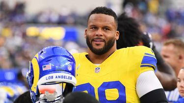 Aaron Donald, de los Rams de Los Ángeles, observa desde la banca previo al partido de la NFL en contra de los Giants de Nueva York, el lunes 21 de septiembre de 2026, en Inglewood, California. (AP Foto/Katie Chin)