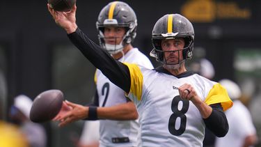 Los quarterbacks de los Steelers de Pittsburgh, Aaron Rodgers (8) y Mason Rudolph (2), realizan un ejercicio durante el campamento de entrenamiento del equipo de la NFL en Latrobe, Pensilvania, el sábado 1 de agosto de 2026. (Foto AP/Gene J. Puskar)