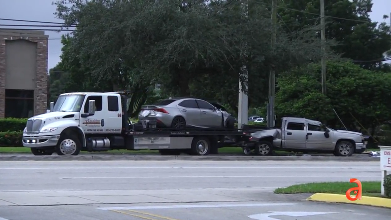 Aparatoso accidente que involucró a un Lexus y una camioneta en el SW de Miami dejó un muerto