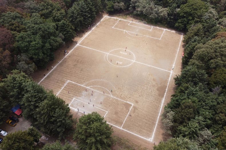 Una cancha de fútbol, acondicionada dentro del cráter del extinto volcán Teoca en Ciudad de México, alberga un partido local el domingo 19 de abril de 2026 (AP Foto/Eduardo Verdugo)