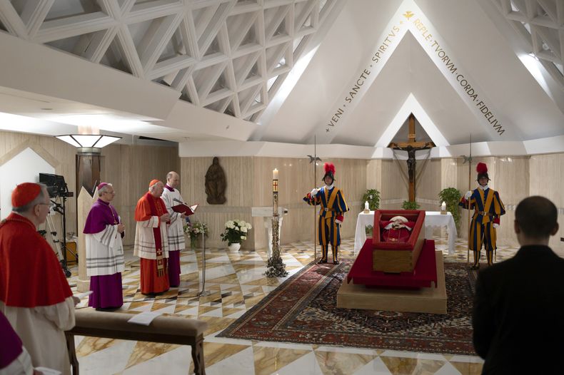 El cuerpo del papa Francisco yace en su capilla privada en el Vaticano, el lunes 21 de abril de 225. De izquierda a derecha, el secretario de Estado del Vaticano, Pietro Parolin; el maestro de ceremonias, el arzobispo Diego Giovanni Ravelli; el cardenal y camarlengo Kevin Joseph Farrell, y el maestro de ceremonias Lubomir Welnitz. (Vatican Media via AP, HO)