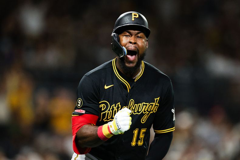 El dominicano Oneil Cruz, de los Piratas de Pittsburgh, festeja luego de batear un jonrón solitario ante los Padres de San Diego, el martes 25 de agosto de 2026 (AP Foto/Derrick Tuskan)