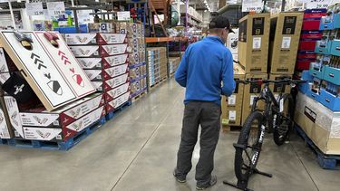 Foto tomada en una tienda Costco en Sheridan, Colorado, el 10 de mayo de 2023. (AP foto/David Zalubowski)