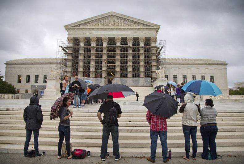 Paige cofield, segunda de la izq., opositora del aborto, aparece frente a la Corte Suprema en Washington el 7 de octubre del 2013 en el primer d&iacute;a del per&iacute;odo 2013-14. La Corte Suprema inici&oacute; ese d&iacute;a su nuevo per&iacute;odo de