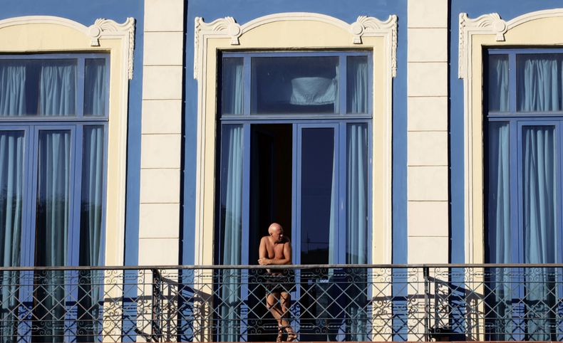 hombre balcon cuba