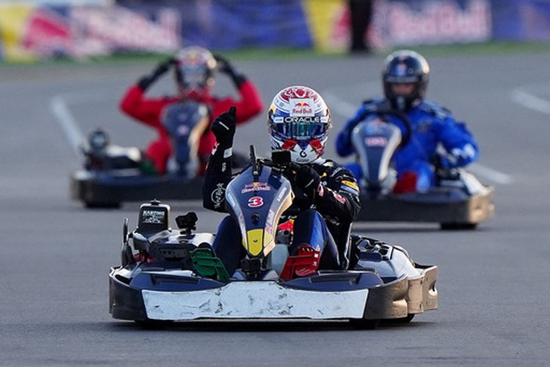 Max Verstappen, piloto de Red Bull, celebra tras ganar la carrera Max v 100 de karts en el circuito de Silverstone, el miércoles 16 de septiembre de 2026, en Towcester, Inglaterra. (Bradley Collyer/PA vía AP)
