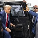 El expresidente Donald Trump baja de su vehículo para abordar su avión en el Aeropuerto Nacional Ronald Reagan de Washington luego de comparecer ante un tribunal que lo juzga por conspiración para revertir la elección de 2020, 3 de agosto de 2020. A su derecha, su valet Walt Nauta. (AP Foto/Alex Brandon)
