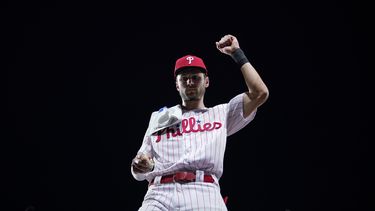 Trea Turner, de los Filis de Filadelfia, agradece al público tras la victoria del sábado 5 de agosto de 2023, ante los Reales de Kansas City (AP Foto/Matt Slocum)
