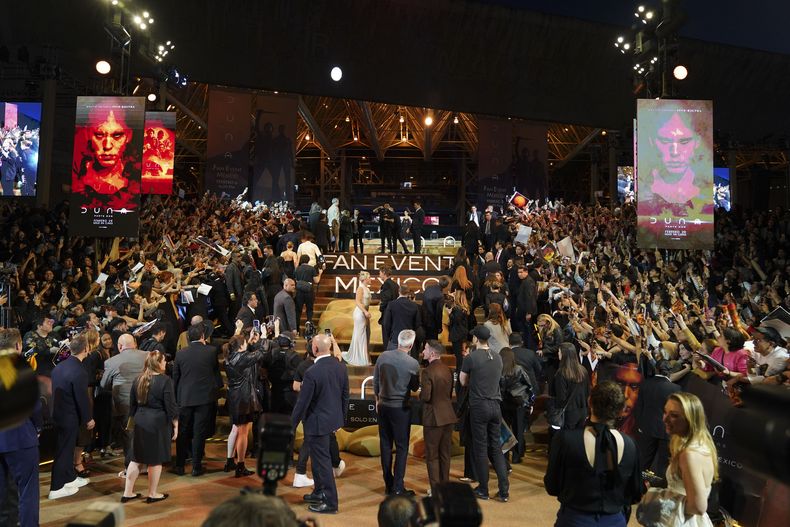 La actriz británica Florence Pugh, izquierda al centro, y el actor estadounidense Josh Brolin, en la alfombra roja de la película Dune: Part Two, en la Ciudad de México el martes 6 de febrero de 2024. (Foto AP/Marco Ugarte)