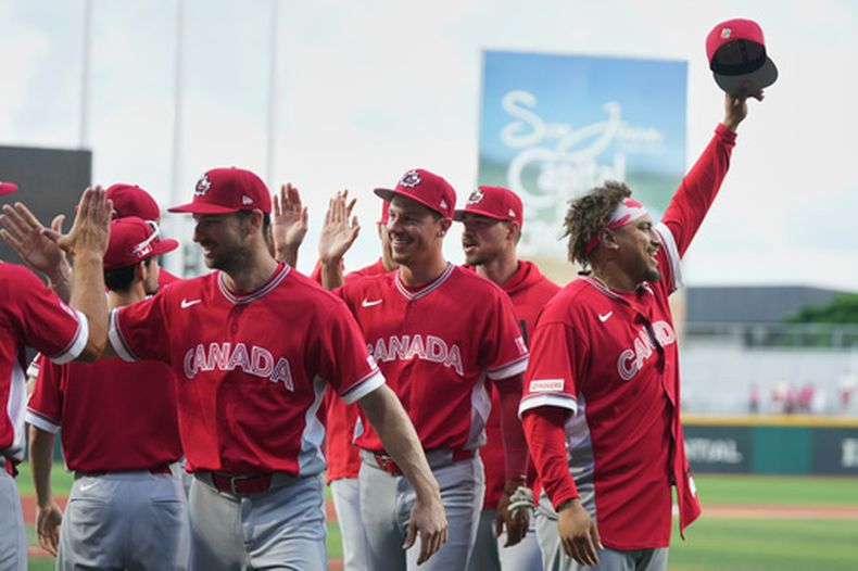 Josh Naylor, derecha, de Canadá, celebra al final del partido de béisbol en el Clásico Mundial contra Cuba, el miércoles 11 de marzo de 2026, en San Juan, Puerto Rico. (AP Foto/Fernando Llano)