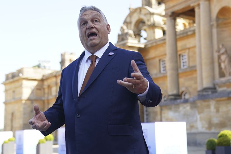 El primer ministro húngaro, Viktor Orban, habla a los medios al llegar a la cumbre de la Comunidad Política Europea en el palacio de Blenheim en Woodstock, Oxfordshire, Inglaterra, el jueves 18 de julio de 2024. (Jacob King/Pool Foto vía AP)