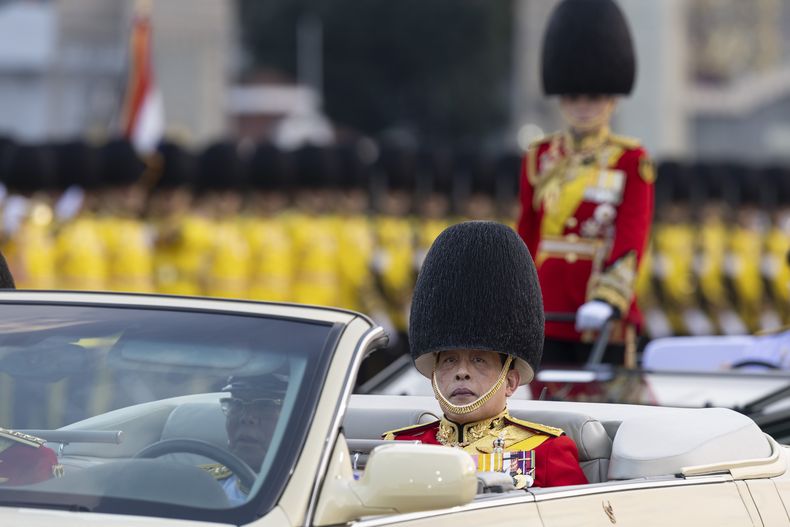 El rey de Tailandia, Maha Vajiralongkorn, pasa revista a la guardia de honor durante un desfile militar por sus 72 años, en Bangkok, el 3 de diciembre de 2024. (AP Foto/Wason Wanichakorn)