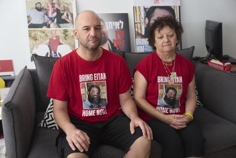 El rehén israelí liberado Iair Horn y su madre, Ruty Chmiel Strum, posan para una fotografía en Kfar Saba, Israel, el domingo 27 de julio de 2025. (AP Foto/Ariel Schalit)