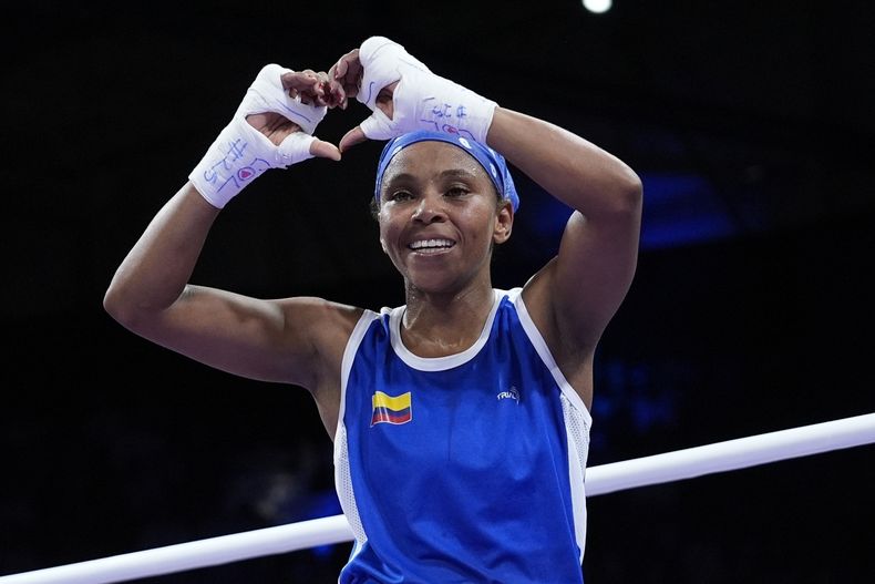 La colombiana Ingrit Valencia festeja luego de vencer a la mongolesa Yesugen Oyuntsetseg en el peso mosca de los Juegos Olímpicos del 2024, el 28 de julio de 2024, en París, Francia. (AP Foto/John Locher)
