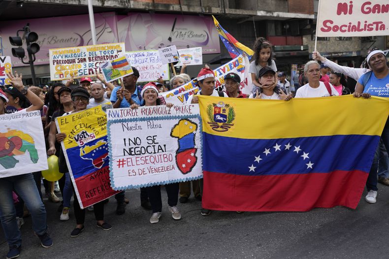 Gente asiste un acto al cierre de campaña sobre el referendo venezolano en una disputa territorial con Guyana en Caracas, Venezuela, el vienes 1 de diciembre de 2023. (AP Foto/Matias Delacroix)