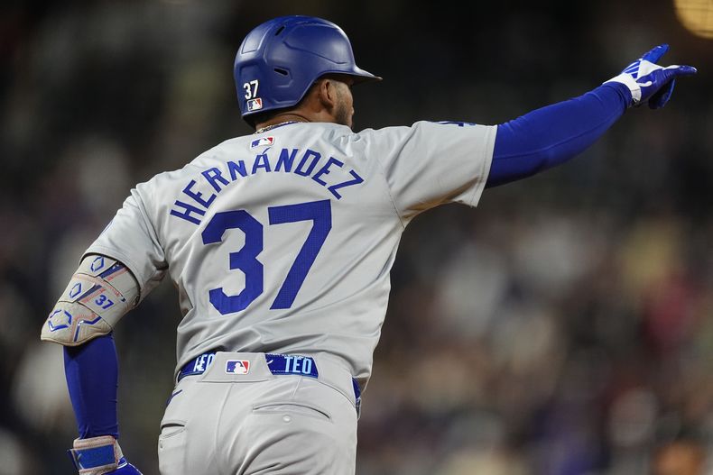 El dominicano de los Dodgers de Los Ángeles, Teoscar Hernández hace un gesto luego de conectar un cuadrangular de tres carreras ante el relevista de los Rockies de Colorado, Victor Vodnik durante el noveno episodio del juego de béisbol, el martes 18 de junio de 2024, en Denver. (AP Foto/David Zalubowski)