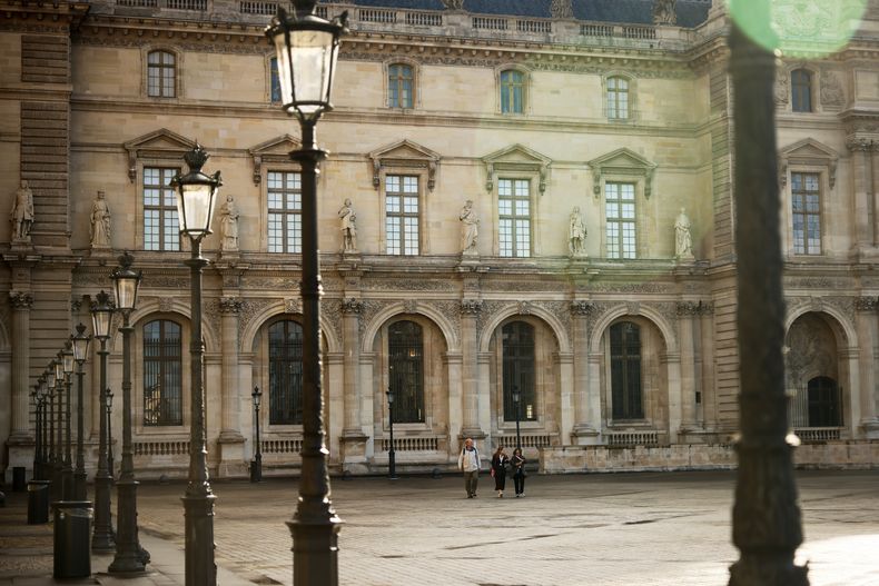 Un grupo de personas llegando al Museo del Louvre en París el 26 de octubre del 2025. (AP foto/Thomas Padilla)