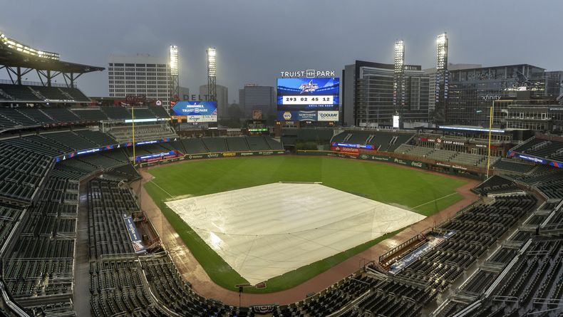 Una lona cubre el cuadro del Truist Park para protegerlo de la lluvia tras la posposición del juego del miércoles 25 de septiembre de 2024 entre los Mets de Nueva York y los Bravos en Atlanta (AP Foto/Jason Allen)