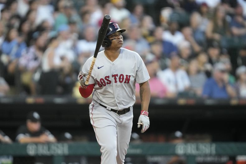 Rafael Devers, de Medias Rojas de Boston, lanza el bate mientras observa su cuadrangular de dos carreras frente al abridor de Medias Blancas de Chicago, Lucas Giolito, durante la cuarta entrada del juego de béisbol, el viernes 23 de junio de 2023, en Chicago. (AP Foto/Charles Rex Arbogast)