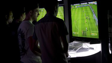 americateve | Un grupo de personas juega durante el Mundial Interactivo de la FIFA, en R&iacute;o de Janeiro, el jueves 3 de julio de 2014 (AP Foto/Silvia Izquierdo)