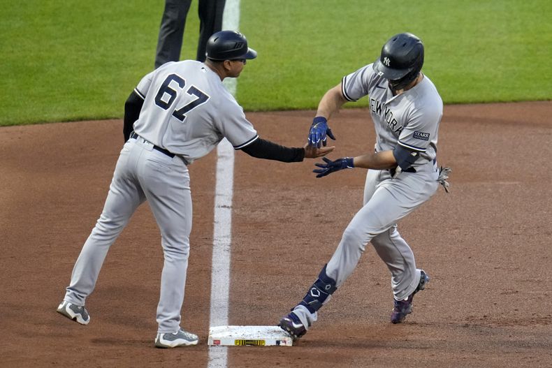 Giancarlo Stanton, de los Yanquis de Nueva York, recibe la felicitación del coach de la antesala Luis Rojas, luego de batear un jonrón en el encuentro del sábado 16 de septiembre de 2023 ante los Piratas de Pittsburgh (AP Foto/Gene J. Puskar)