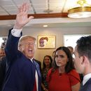 El expresidente Donald Trump saluda a simpatizantes en el restaurante Versailles, el martes 13 de junio de 2023, en Miami. (AP Foto/Alex Brandon)