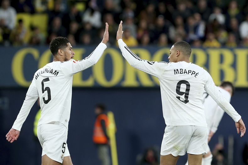 Kylian Mbappé y Jude Bellingham del Real Madrid celebran el segundo gol del equipo ante Villarreal en la Liga española, el sábado 15 de marzo de 2025. (AP Foto/Alberto Saiz)