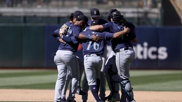 Miembros de los Marineros de Seattle celebran después de derrotar a los Atléticos en Oakland, California, el jueves 5 de septiembre de 2024. (AP Foto/Jed Jacobsohn)