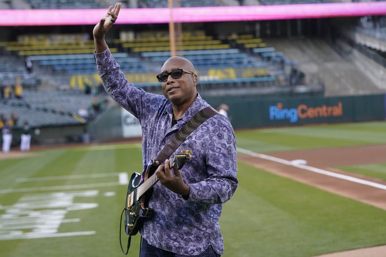ARCHIVO - Bernie Williams, quien fuera jardinero central de los Yanquis de Nueva York, saluda después de tocar el himno nacional de Estados Unidos antes del juego de béisbol entre los Atléticos de Oakland y los Mellizos de Minnesota, en Oakland, California, el 16 de mayo de 2022. Williams debutará con la Filarmónica de Nueva York el 24 de abril cuando el director Gustavo Dudamel dirija la gala de primavera de la orquesta en el David Geffen Hall del Lincoln Center. (AP Foto/Jeff Chiu, Archivo)