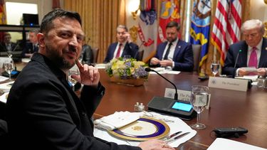 El presidente ucraniano Volodymyr Zelenskyy (izquierda) sonríe antes de un almuerzo con el presidente Donald Trump (de derecha a izquierda), el vicepresidente J. D. Vance y el secretario del Tesoro, Scott Bessent, en la Sala del Gabinete de la Casa Blanca, el viernes 17 de octubre de 2025, en Washington. (AP Foto/Alex Brandon)