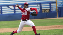 uno de los mejores pitchers que quedaba en cuba sale en busca de un futuro en la mlb