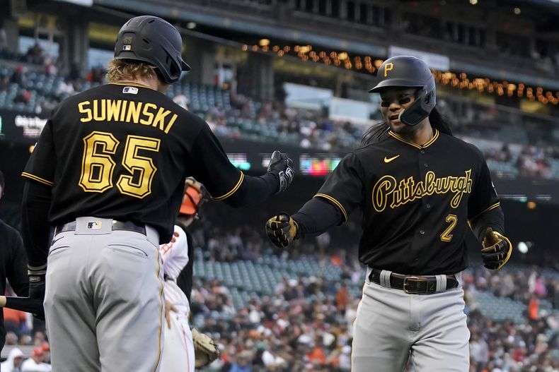 Connor Joe, de los Piratas de Pittsburgh, recibe la felicitación de Jack Suwinski, luego de batear un jonrón en el juego del martes 30 de mayo de 2023, ante los Gigantes de San Francisco (AP Foto/Jeff Chiu)