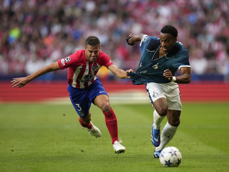 César Azpilicueta (izquierda) del Atlético de Madrid y Quinten Timber del Feyenoord en el partido por el Grupo E de la Liga de Campeones, el miércoles 4 de octubre de 2023, en Madrid. (AP Foto/Bernat Armangue)