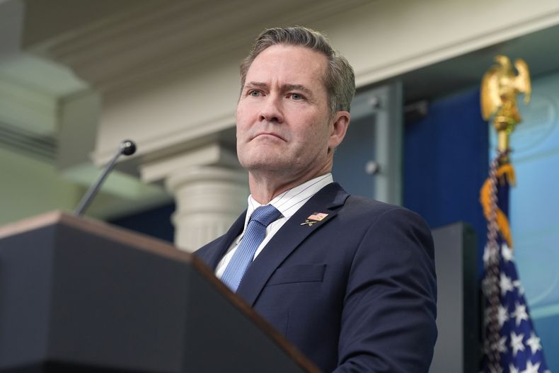ARCHIVO - El asesor de seguridad nacional de la Casa Blanca, Mike Waltz, escucha una pregunta de un periodista en la sala de prensa James Brady de la Casa Blanca, en Washington, el 20 de febrero de 2025. (AP Foto/Alex Brandon, archivo)