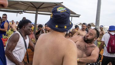 Un fanático de Boca Juniors, de Argentina, derecha, y uno de Fluminense, de Brasil, pelean en la playa de Copacabana un día antes del partido entre sus equipos por la Final de la Copa Libertadores, en Río de Janeiro, Brasil, el viernes 3 de noviembre de 2023. (AP Foto/Bruno Kaiuka)