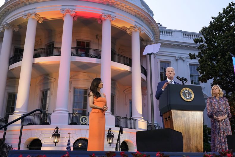 El presidente Joe Biden, con la primera dama Jill Biden y Eva Longoria, hablan antes de la proyección de la película Flamin Hot, el jueves 15 de junio de 2023, en el Jardín Sur de la Casa Blanca en Washington. (AP Photo/Jacquelyn Martin)