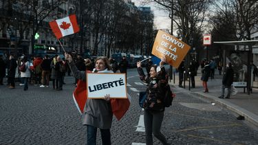 Policía frena entrada de manifestantes anticovid a París