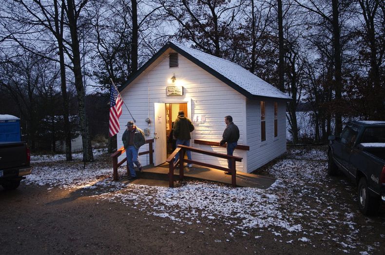 ARCHIVO - Una fina capa de nieve cubre el tejado y suelo alrededor del Ayuntamiento de Jenkins mientras llegan los primeros votantes el martes 6 de noviembre de 2012 en Jenkins, Minnesota. (AP Foto/Tom Olmscheid, Arhivo)