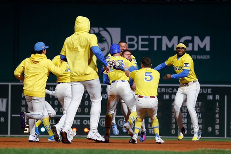 El venezolano Wilyer Abreu (centro) es felicitado por sus compañeros tras pegar el sencillo de la victoria sobre los Gigantes de San Francisco, el sábado 22 de agosto de 2026 (AP Foto/Mary Schwalm)