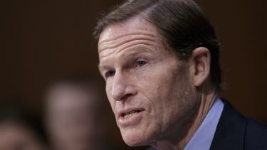 Trump arremete contra senador que investiga el caso ruso
