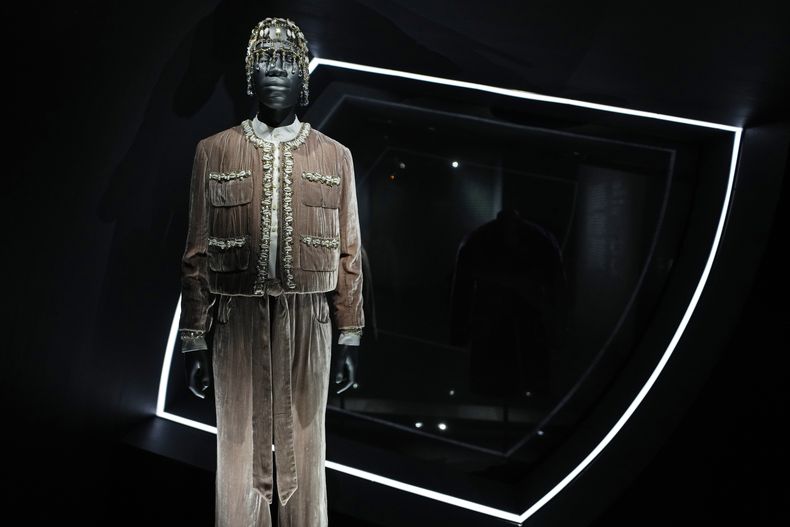 Un diseño de Grace Wales Bonner se exhibe en la exposición del Instituto del Vestido del Museo Metropolitano de Arte, Superfine: Tailoring Black Style, el sábado 3 de mayo de 2025, en Nueva York. (Foto Charles Sykes/Invision/AP)