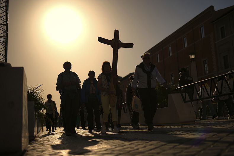 Peregrinos llegan a la Plaza de San Pedro del Vaticano, el 22 de abril de 2025. (AP Foto/Francisco Seco)