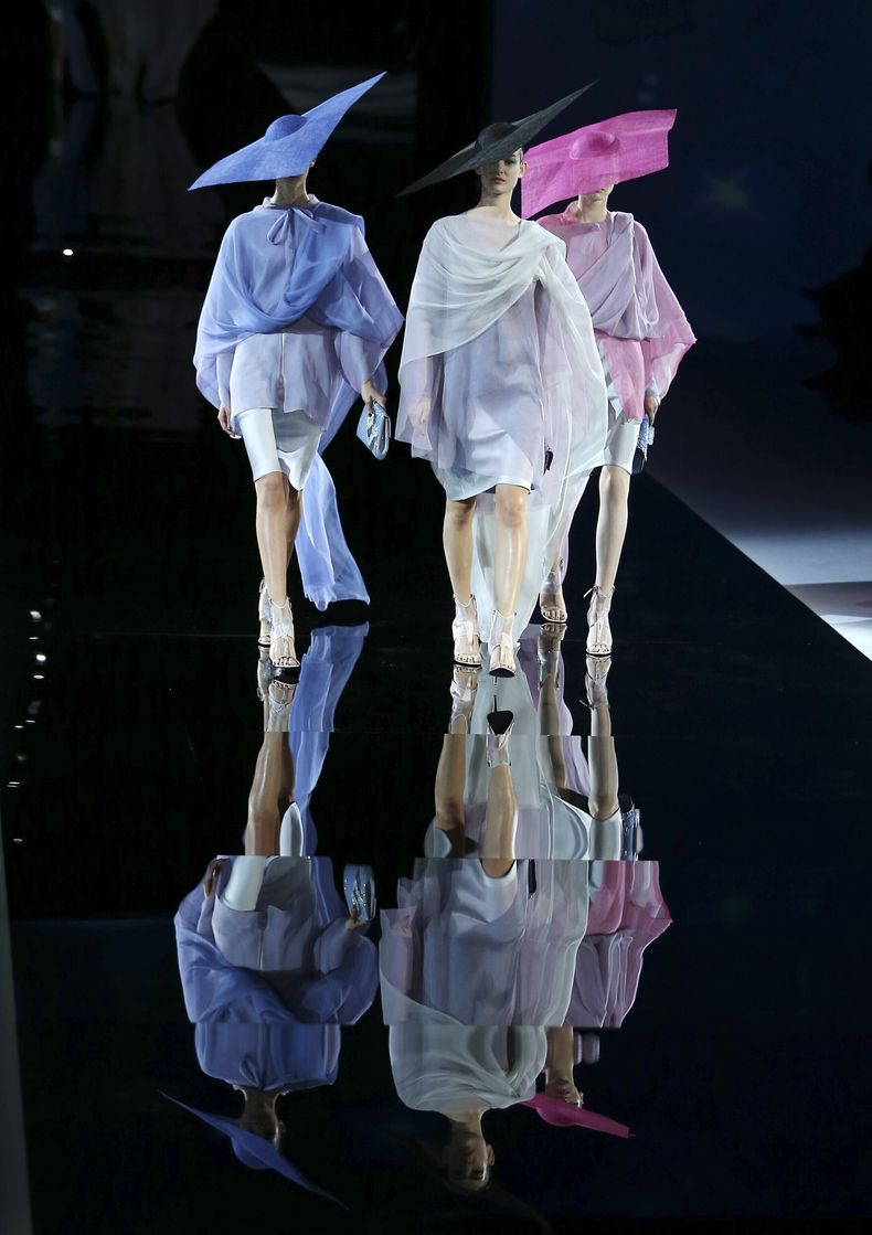 ARCHIVO - Las modelos lucen creaciones de la colección Primavera-Verano 2014 de mujer de Giorgio Armani, parte de la Semana de la Moda de Milán, presentada en Milán, Italia, el 23 de septiembre de 2013. (AP Photo/Antonio Calanni, archivo)