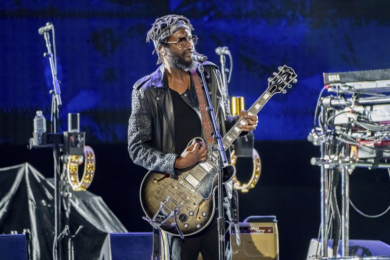 Gary Clark Jr. se presenta en la primera noche de la etapa estadounidense de su gira Hackney Diamonds el domingo 28 de abril de 2024 en Houston. (Foto Amy Harris/Invision/AP)