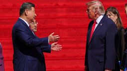 El presidente chino Xi Jinping, izquierda, conversa con su homólogo estadounidense Donald Trump en la escalinata del Museo de los Archivos Nacionales, el viernes 25 de septiembre de 2026, en Washington. (Foto AP/Julia Demaree Nikhinson)
