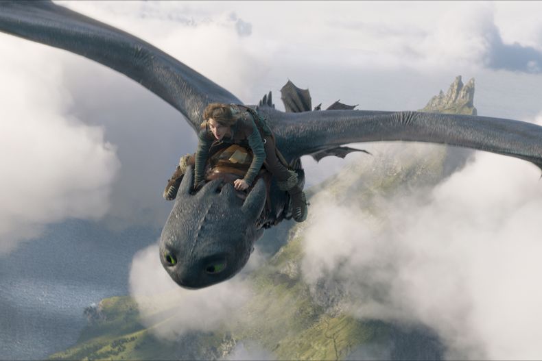 Esta imagen difundida por Universal Pictures muestra a Mason Thames como Hipo, viajando sobre Chimuelo en una escena de How to Train Your Dragon. (Universal Pictures vía AP)