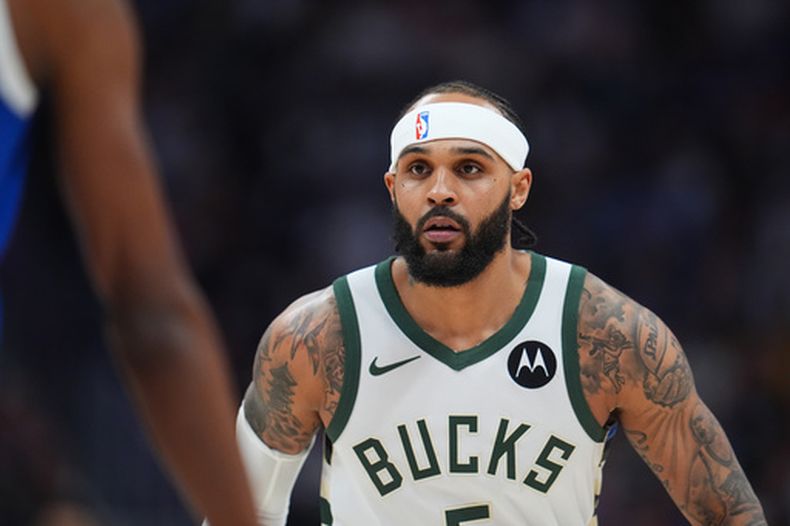 ARCHIVO - El base de los Bucks de Milwaukee, Gary Trent Jr. (5), juega en la primera mitad de un partido de baloncesto de la NBA, el 11 de enero de 2026, en Denver. (Foto AP/David Zalubowski, Archivo)