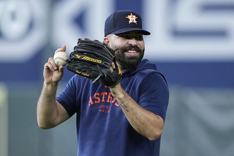 ARCHIVO - Foto del domingo 14 de abril del 2024, el abridor de los Astros de Houston José Urquidy lanza en el encuentro ante los Rangers de Texas. (AP Foto/Kevin M. Cox, Archivo)